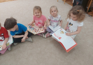 Dziewczynki przeglądają książki dla dzieci.