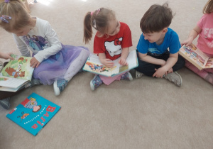 Czterolatki podczas oglądania literatury dziecięcej.