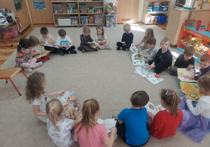 Grupa Kropelek podczas oglądania kolorowych książek.