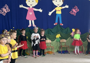 Dzieci witają się z rodzicami śpiewając piosenkę.