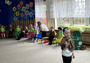 Chłopiec mówi wierszyk.