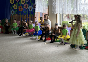 Pani Wiosna wita przedszkolaki.