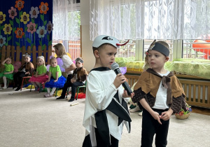 Chłopcy mówią wierszyk.