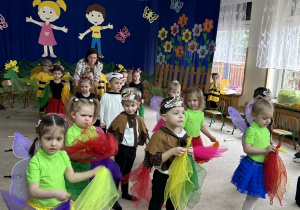 Dzieci śpiewają piosenkę o Wiośnie.