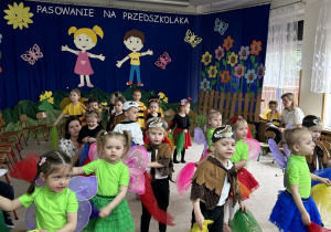 Dzieci tańczą z kolorowymi chustkami.