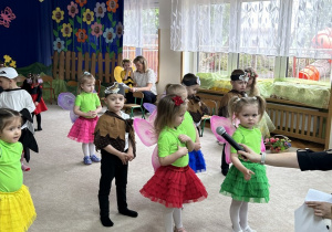 Dziewczynki mówią wierszyk.