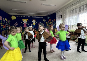 Przedszkolaki tańczą polkę.