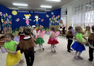 Taniec dzieci w parach.