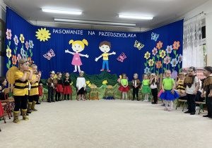 Dzieci mówią wierszyk.