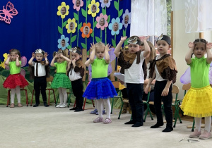 Przedszkolaki recytują wiersz.