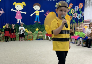 Chłopiec mówi swoją rolę.