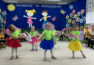 Dziewczynki tańczą z rekwizytem.