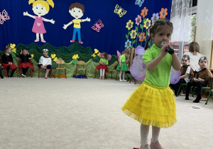 Dziewczynka mówi swoją role.