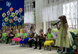 Pani Wiosna dziękuje przedszkolakom za piękny występ.