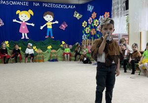 Chłopczyk zaprasza na wiosenny koncert.