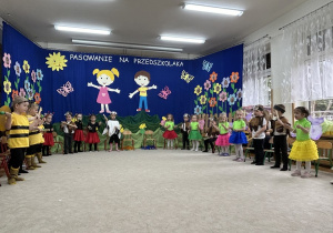 Dzieci grają na instrumentach.