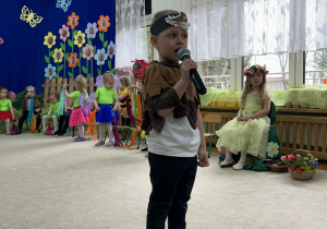 Chłopczyk zaprasza na ostatni taniec.