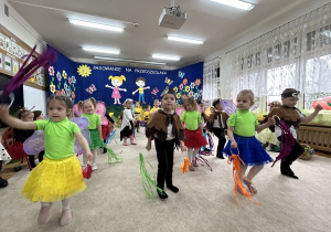 Taniec dzieci ze wstążkami.