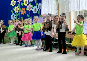 Przedszkolaki składają przyrzeczenie.