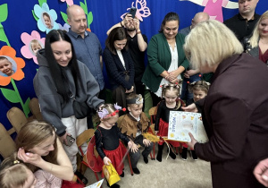 Pani Dyrektor pasuje dzieci na przedszkolaków.