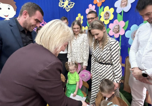 Pani Dyrektor wręcza dyplom.