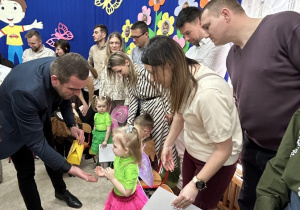 Wójt Gminy wręcza upominki dla dzieci.