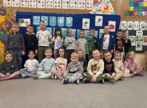 Promyczki pozują do wspólnego zdjęcia podczas Dnia Zdrowego Śniadania.