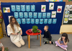 Wychowawca opowiada dzieciom o szczyporku.