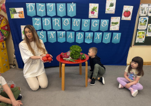 Nauczyciel pokazuje pomidory.