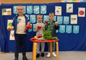 Dzieci z wybranymi owocami i warzywami.