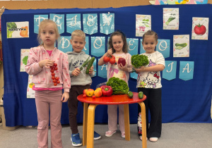 Dzieci trzymają w ręku warzywa na kanapki.