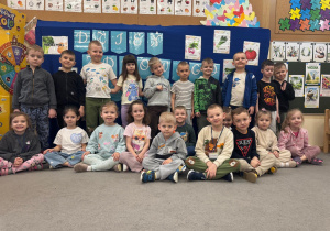 Grupa Promyczki pozuje do wspólnego zdjęcia.