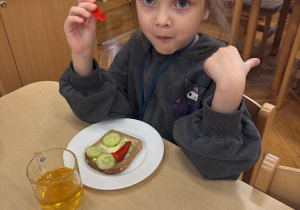 Dziewczynka z przygotowaną przez siebie kanapką.