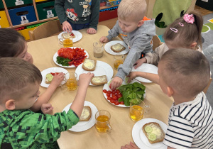 Dzieci wybierają ulubione warzywa na kanapki.