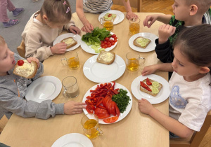 Dzieci i przygotowane przez nich kanapki.