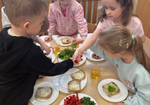 Dzieci wybierają warzywa na kanapki.