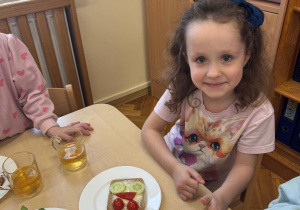 Dziewczynka i przygotowana przez nią kanapka.