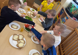 Chłopcy wybierają warzywa na swoje kanapki.