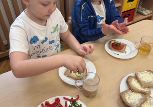 Chłopcy samodzielnie przygotowują swoje kanpki.