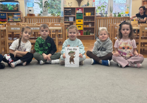 Dzieci pozują z postacją Pana Ble.