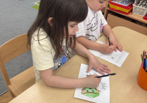 Dziewczynki kolorują postać Pana Ble.