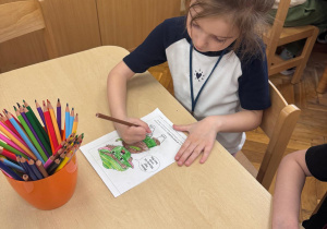 Dziewczynka koloruje Pana Ble.