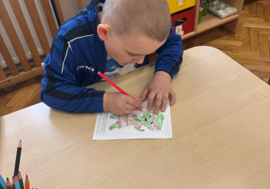 Chlopiec koloruje Pana Ble.