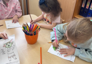 Dzieci podczas wykonywanej pracy przy stoliku.