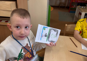 Chłopiec prezentuje swoją pracę.