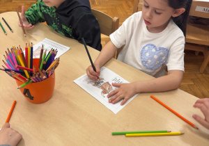 Dzieci kolorują postać Pana Ble.