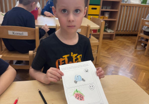 Chłopiec pokazuje co sprawia mu przyjemność,a kiedy czuje wstręt.