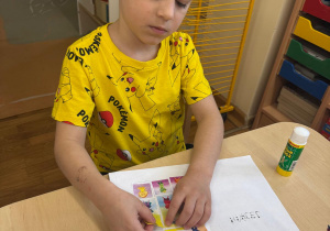 Chłopiec wkleja postać Pana Ble.