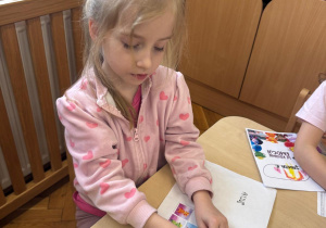 Dziewczynka wkleja Czuciaka.