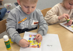 Chłopiec wkleja postać Pana Ble.